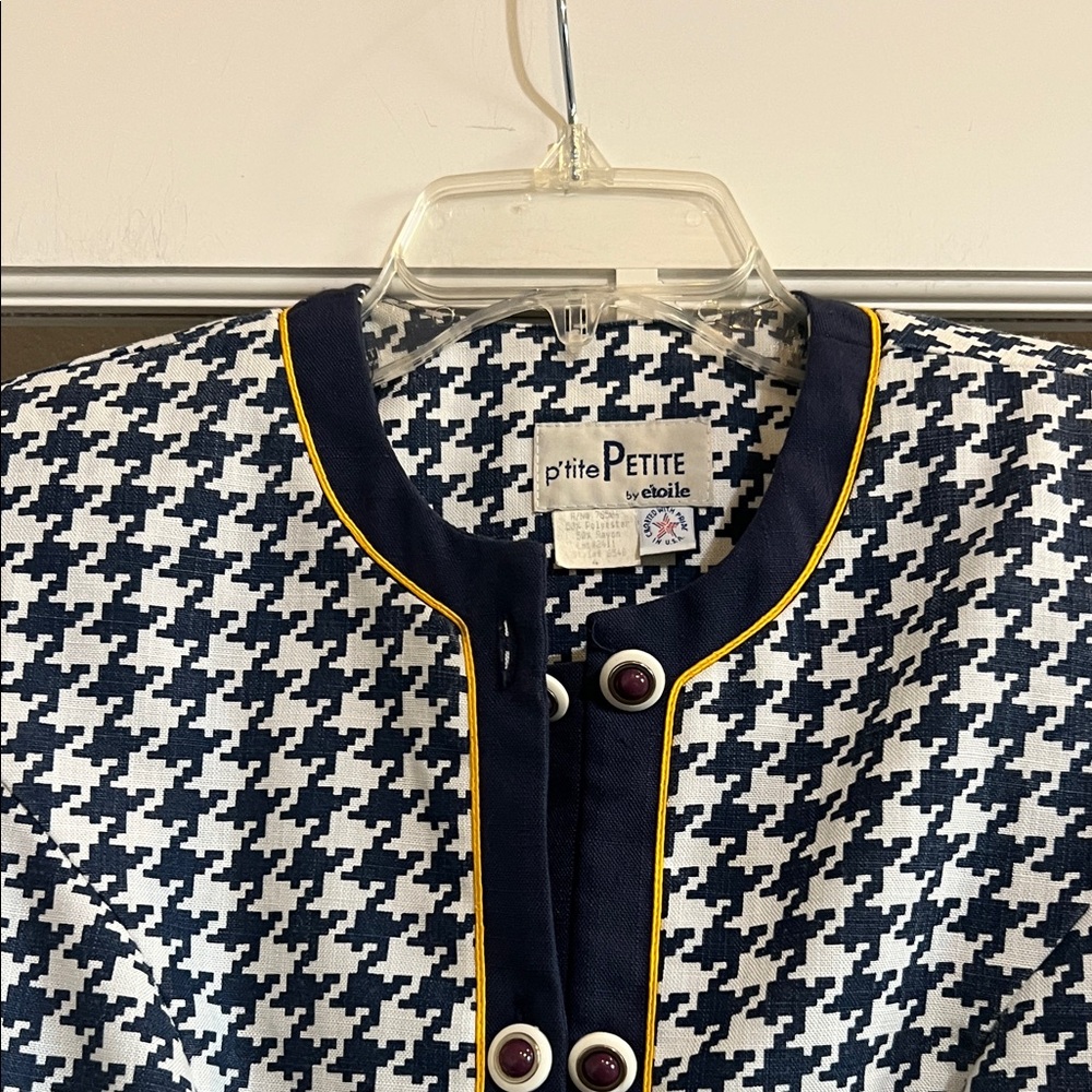 Chic Houndstooth Blazer with Gold Trim - Picture 6 of 8